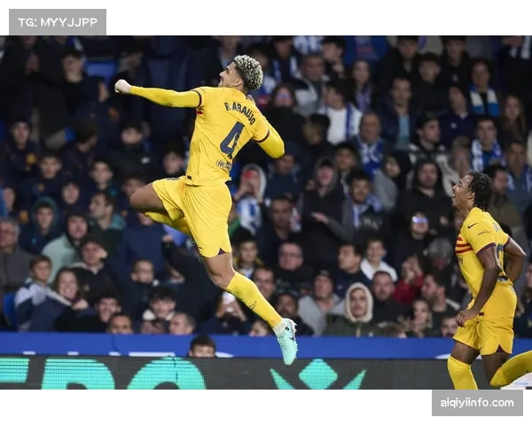 特写：伤病归来，巴萨后卫阿劳霍在更衣室内为队友讲解对手锋线跑位特点